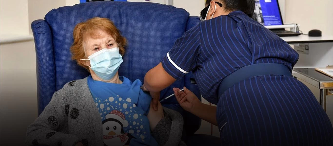 Η 90χρονη Μ.Κίναν είναι ο πρώτος άνθρωπος στην Βρετανία που δοκίμασε εμβόλιο παραγωγής για κορωνοϊό (βίντεο)